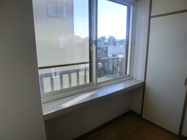 Other room space. Stylish bay window type
