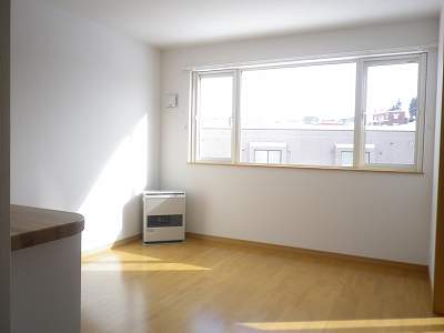 Living and room. Good per sun