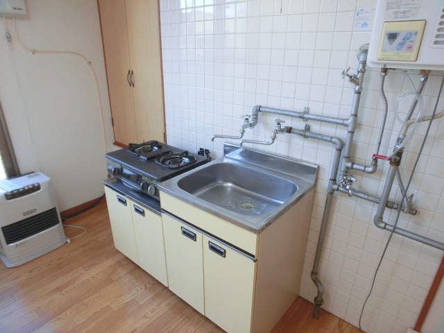 Kitchen. Pot and dishes can be stored on a shelf below