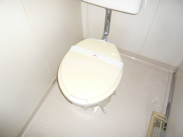 Toilet. Toilet of 2-point unit type