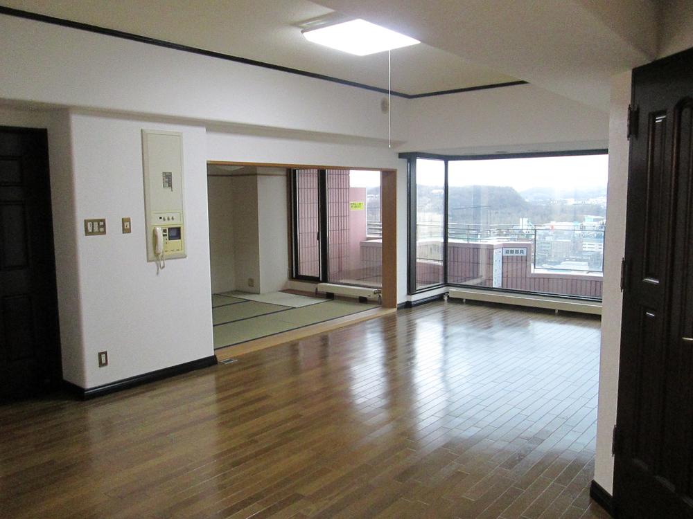 Living. Indoor (04 May 2013) Shooting