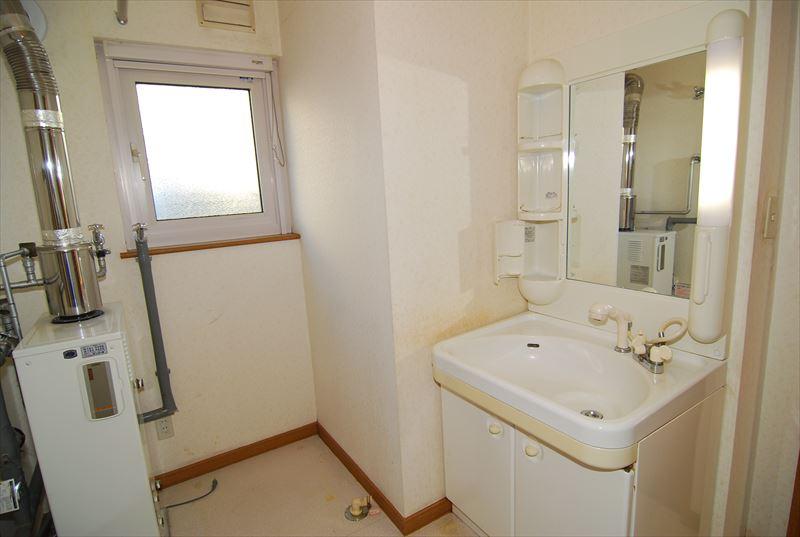 Wash basin, toilet