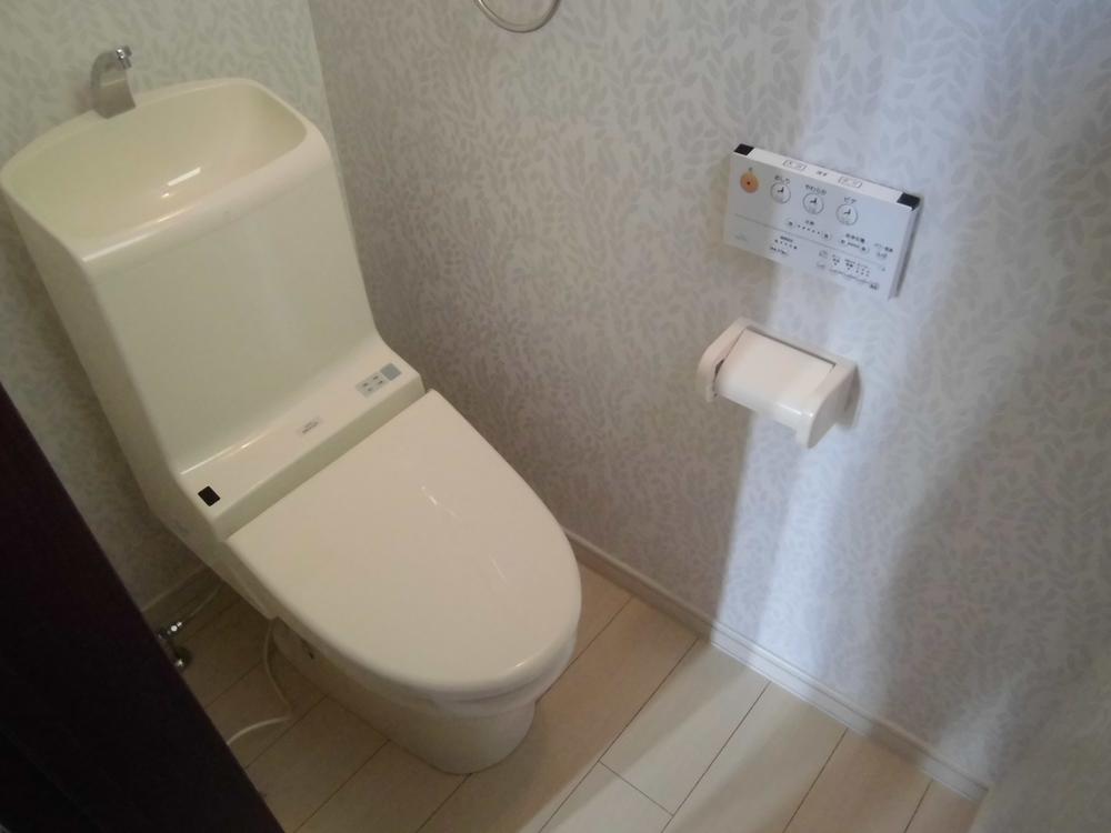 Toilet. Wallpaper is also cute feeling ☆