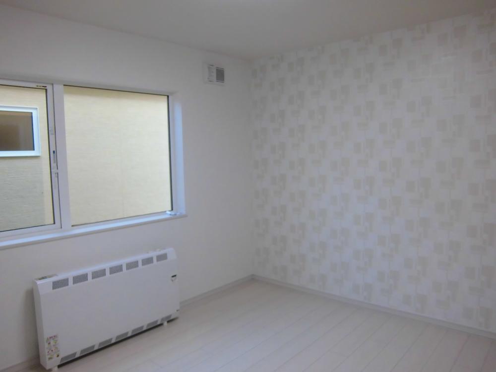 Cooling and heating ・ Air conditioning. But it is all-electric ・  ・  ・ , It adopted a regenerative heater to use the only late-night power in all rooms. Utility costs is the economic!