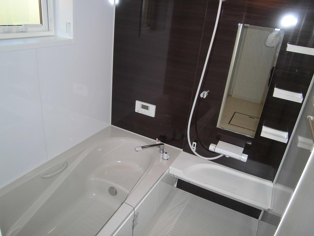 Bathroom. Beige and accent shine