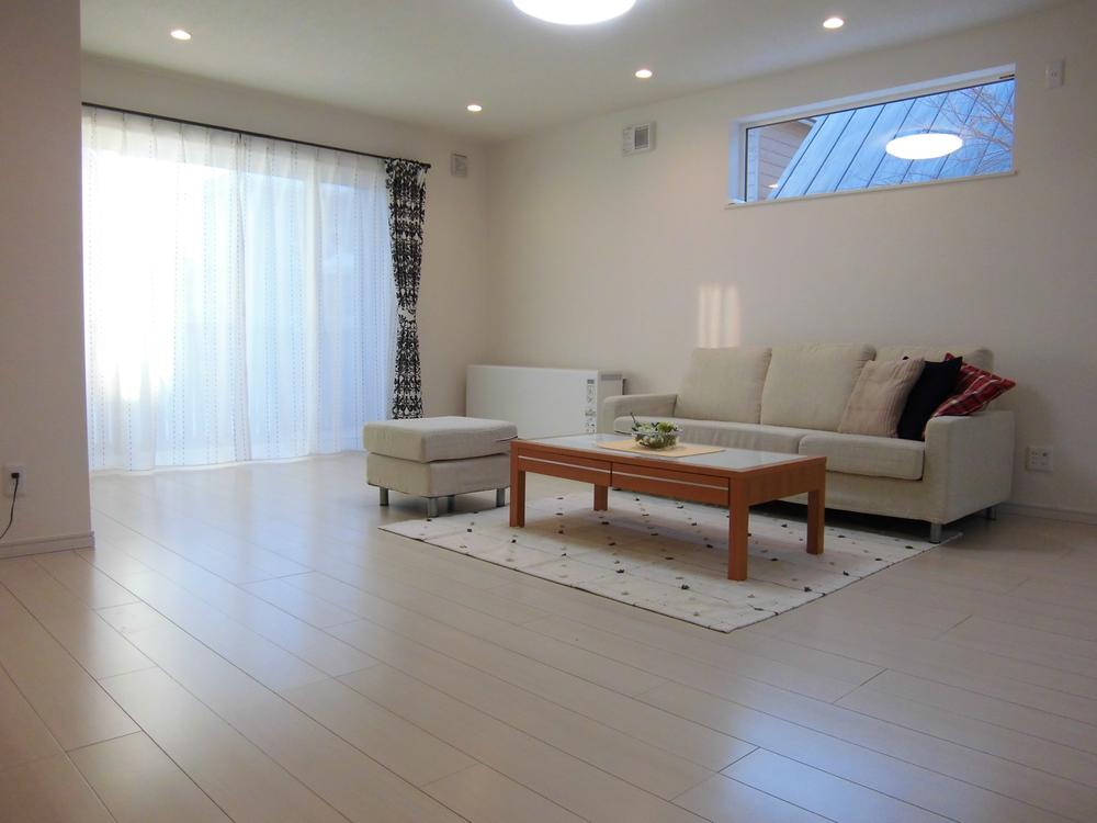 Living. It has led to the wood deck from the living room! !