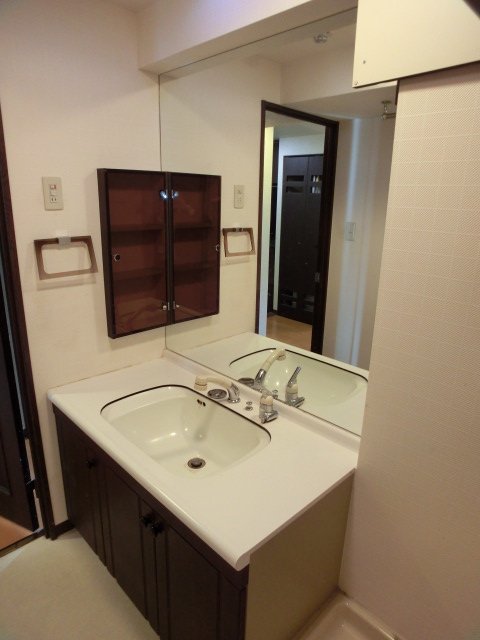 Washroom. Shandore a large mirror is eye-catching! !