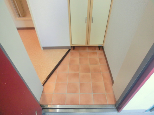 Entrance. Is no entrance of tightness.