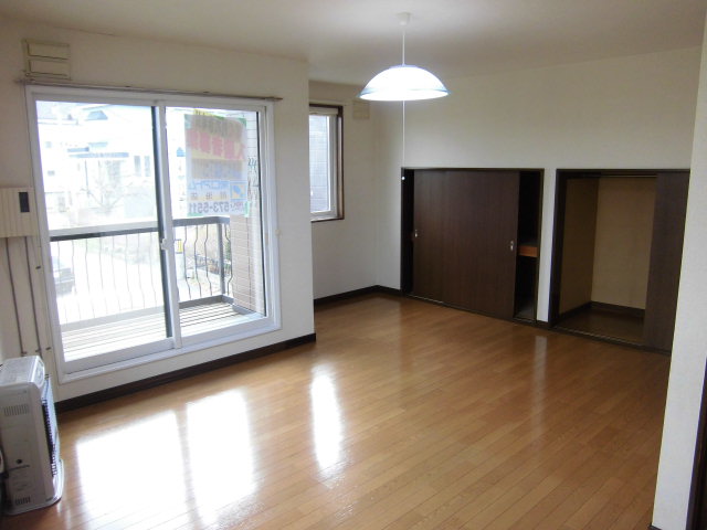 Living and room. Living is ☆