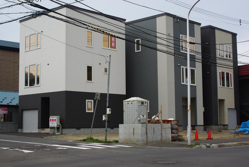 Local appearance photo. A, B, D Togaikan view  Secure about two worth of space in front garage and housing in each building.
