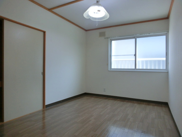 Other room space. Bright room!