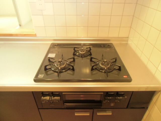 Kitchen. 3-burner stove ・ I am very happy with grill!