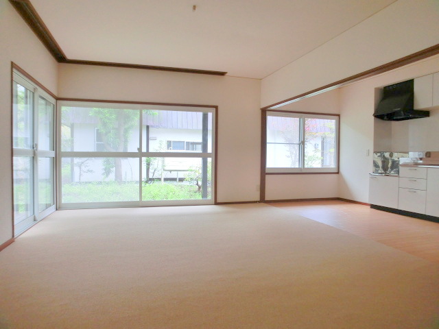 Other room space. Sunny nice room!