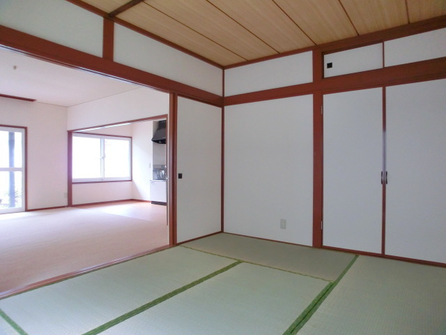 Other room space. There is also Japanese-style room! 