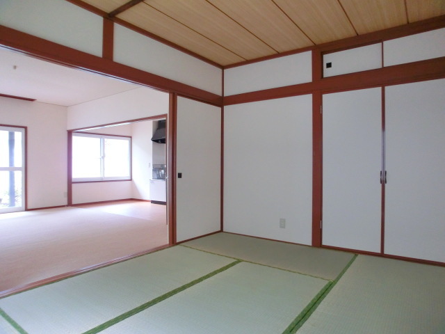Other room space. There is also Japanese-style room!