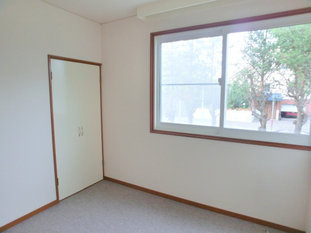 Other room space. Beautiful room!