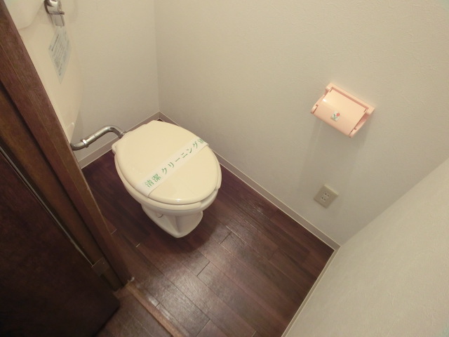 Toilet. It is a toilet with a breadth.