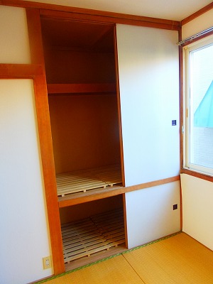 Receipt. With a large closet! You can use the spacious room!