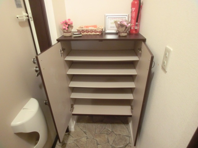 Entrance. Height is varied functional shoes BOX! !