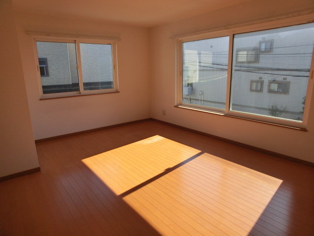 Other room space. Sunny!