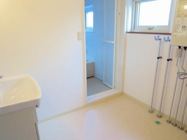 Wash basin, toilet. State of the washroom Cushion is a floor and wallpaper pasting Kawasumi. 