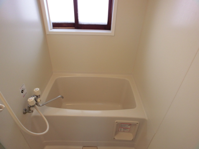 Bath. Windowed bathroom