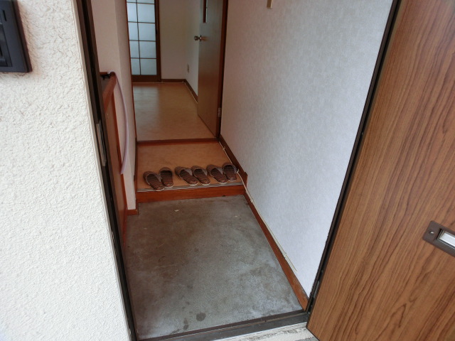 Entrance. Entrance with a shoebox
