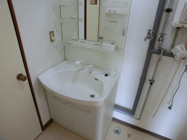 Washroom. It comes with shampoo dresser