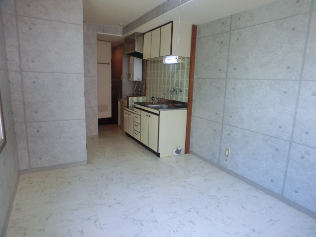 Other room space. It is already decorated!