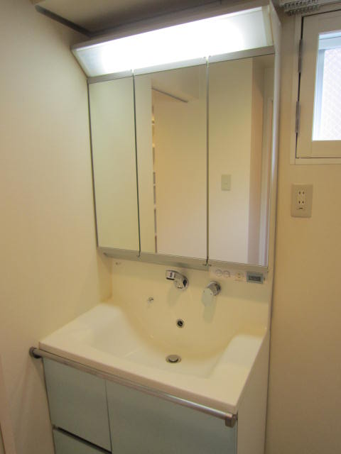 Washroom. Mirror is the large easy-to-use shampoo dresser. 