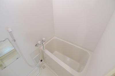 Bath. Because there is a depth is a bathtub that can soak up to the shoulder ☆