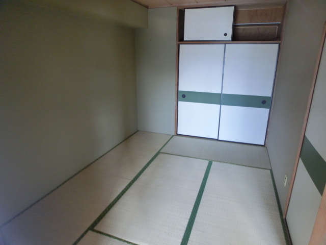 Other room space. There is also wide Japanese-style room.