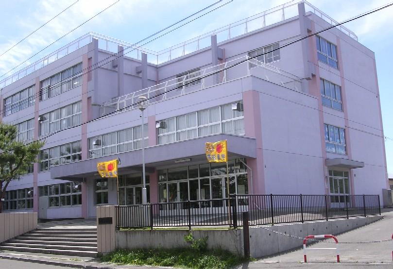 Primary school. 1500m to Fujino elementary school