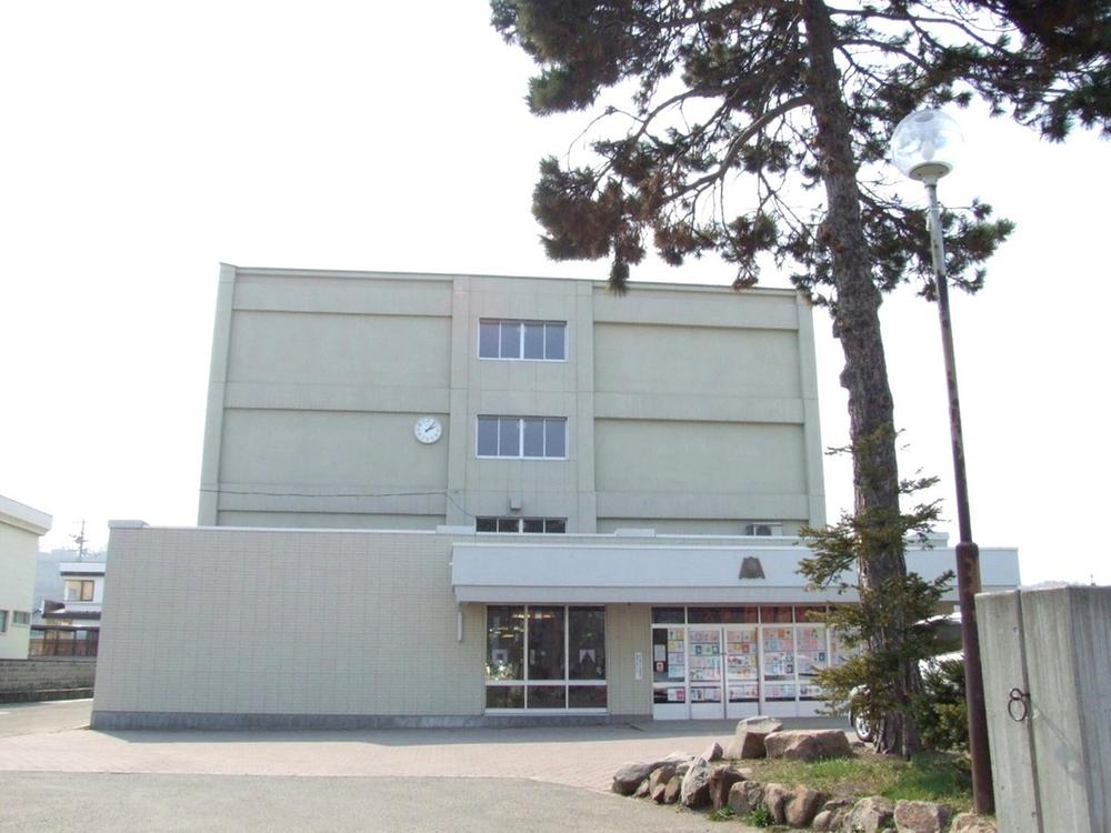 Primary school. 841m to Sapporo Tatsumo rock elementary school