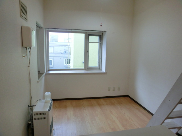 Other room space. There is also a bay window!