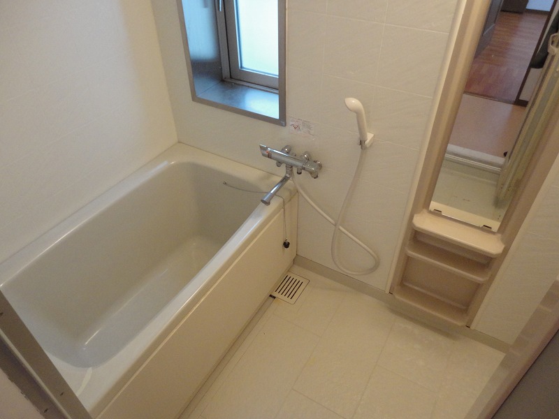 Bath. ☆ Easy window with a bathroom ventilation ☆