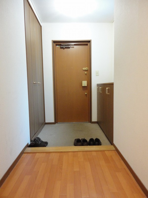 Entrance. ☆ Storage rich entrance ☆