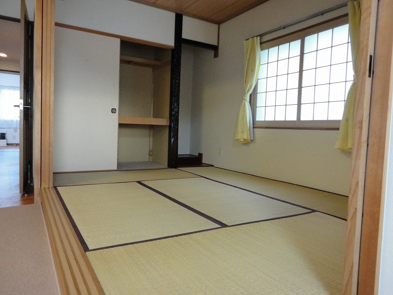Other room space. ☆ Japanese-style room with plates of living More ☆