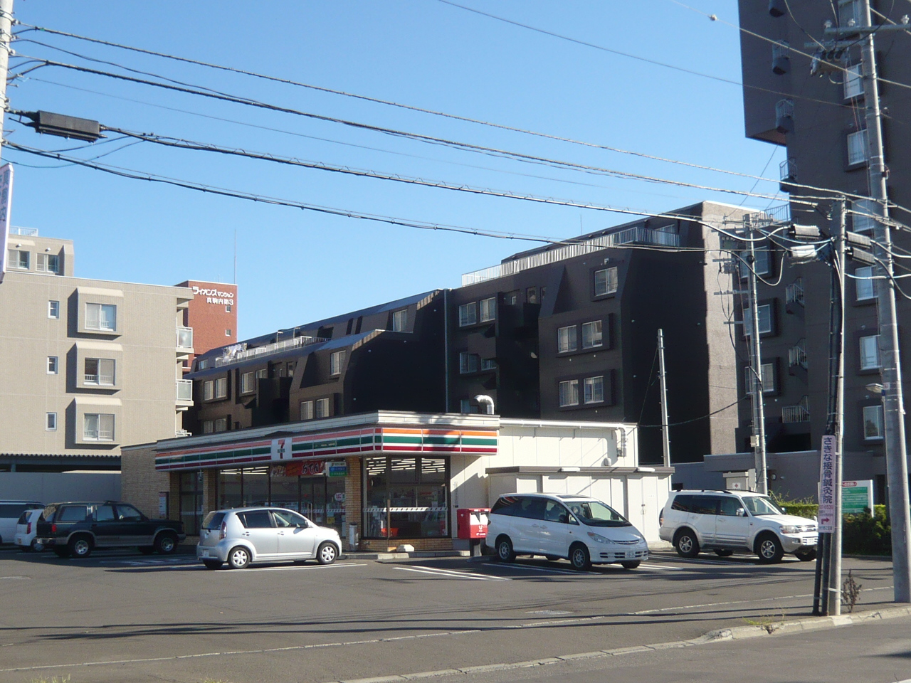 Convenience store. Seven-Eleven Sapporo Makomanaiminami the town store (convenience store) to 356m