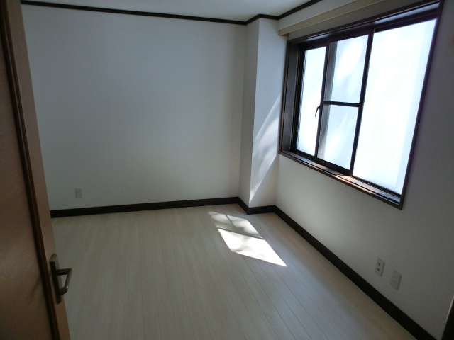 Other room space. Sunny! ! 