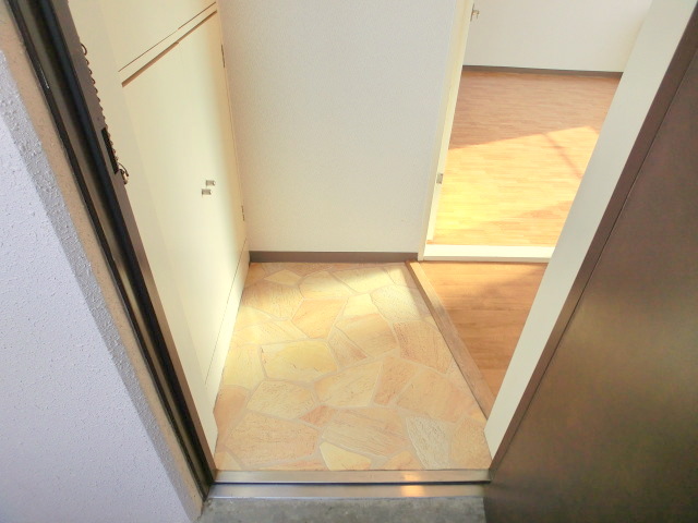 Entrance. There is also a shoe box