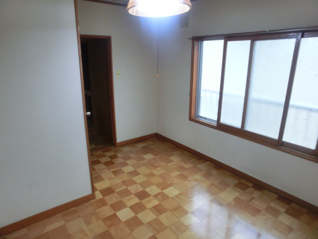 Other room space. There is also Western-style.