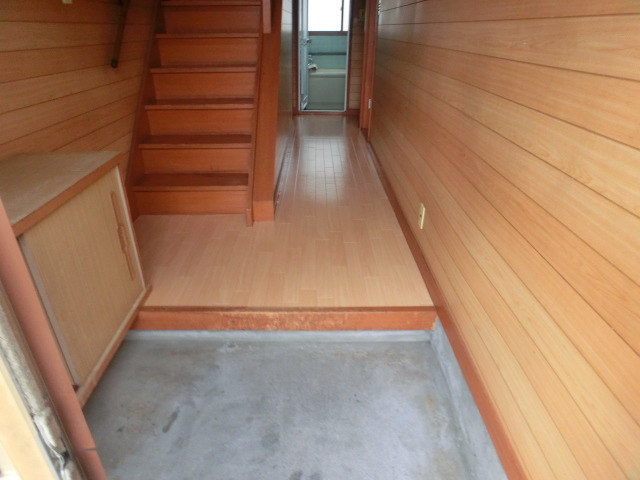 Entrance. Spacious entrance.
