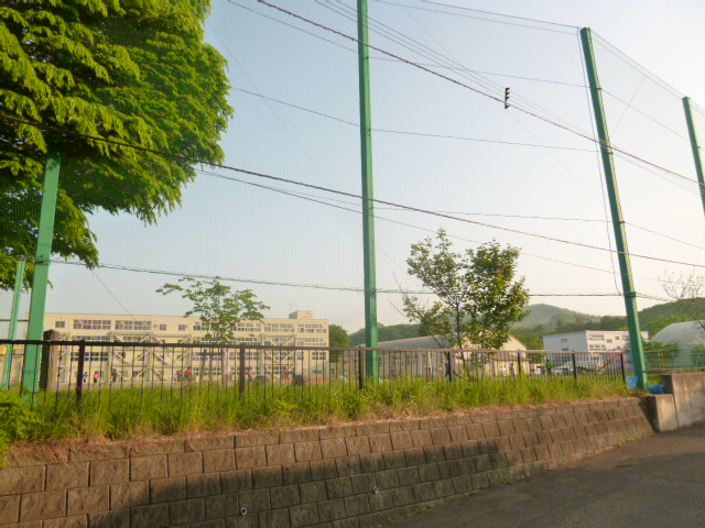 Junior high school. 586m to Sapporo Municipal Moiwa junior high school (junior high school)