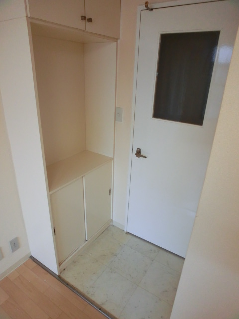 Entrance. It is the entrance with a shoebox!