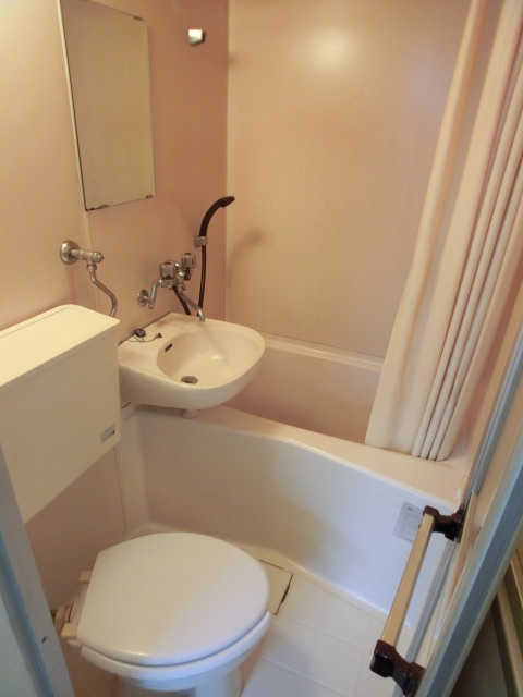 Bath. Spacious bath time!