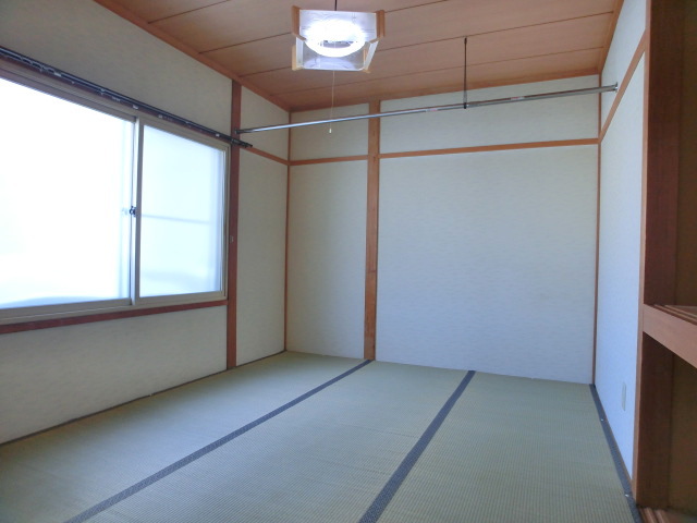 Other room space. There is also Japanese-style room. 