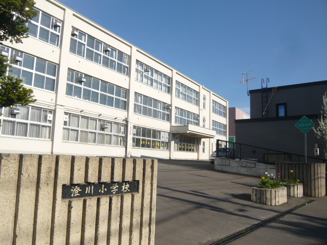 Primary school. 806m to Sapporo Municipal Sumikawa elementary school (elementary school)