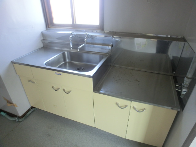 Kitchen. The shelf under the kitchen can be stored is pot and dishes