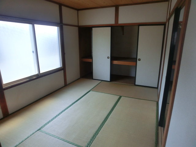 Other room space. Storage is plenty of Japanese-style room